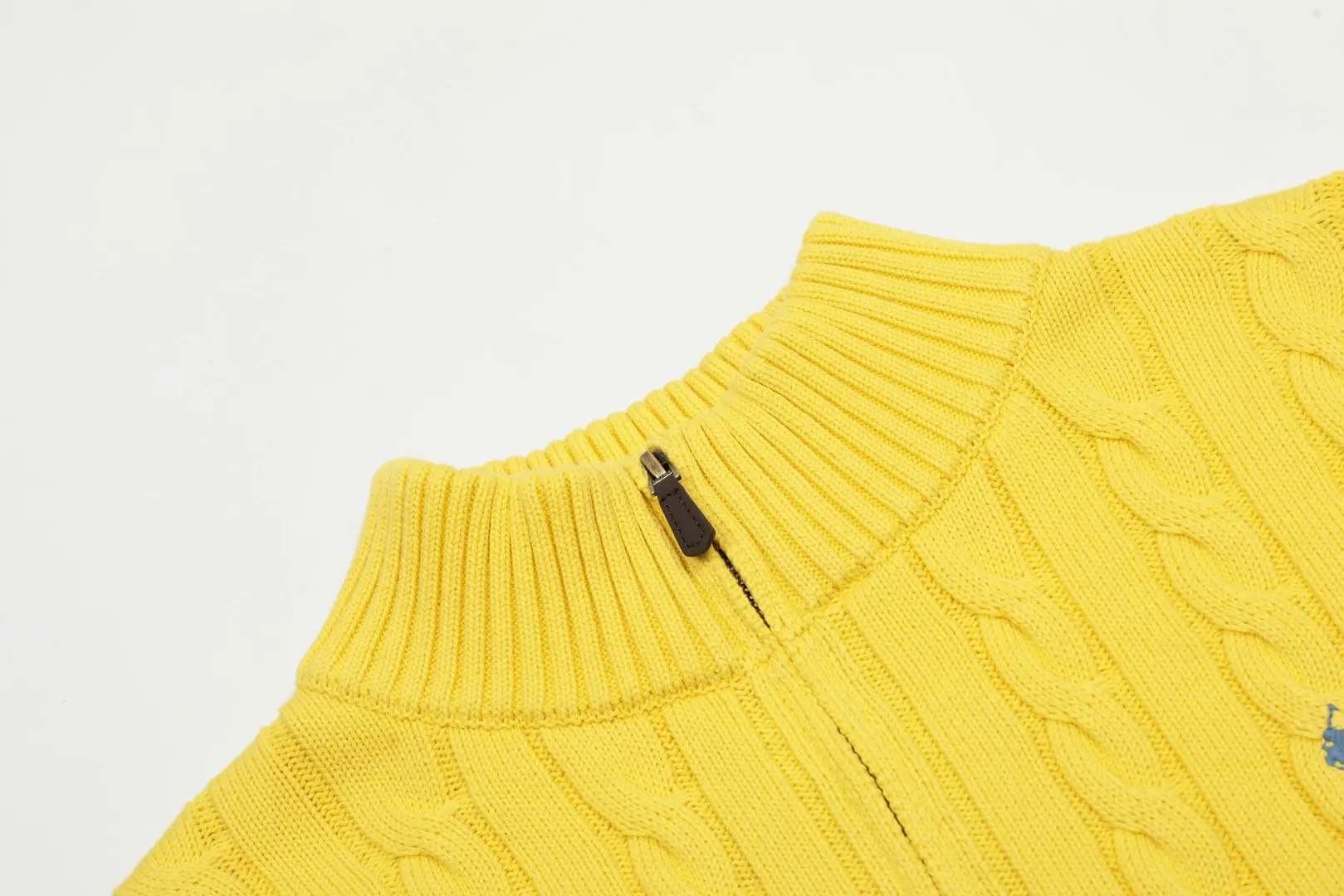 🅿️250 "Top quality" Style number: DS014# [Ralph Lauren half-zip solid color pony embroidered logo twist knitted sweater] ✅Ralph Lauren half-zip classic basic versatile unisex couple pullover sweater ✅Main supplier platform live broadcast Wholesale entity Replenish when out of stock Not removed from shelves ✅ZP quality 1:1 version Scan the code to enter the GF website Counter quality ✅Detailed quality The only one in Guangzhou Imported quality cotton yarn, focusing on high-end, cost-effective, good quality needless to say ✅The version is restored to the original order, the maximum size can be worn up to 200 pounds, loose, comfortable and stress-free ✅The upper body is simple and easy to match, ootd must-have style, good-looking clothes are never picky, a must-have wardrobe recommendation Size: S-XL Color: Navy blue, off-white, black, gray, khaki, light blue, yellow, pink, olive green, Chinese red
